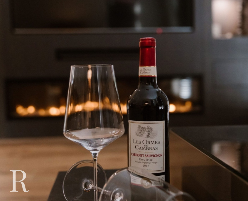 Zwarte cinewall met sfeerhaard