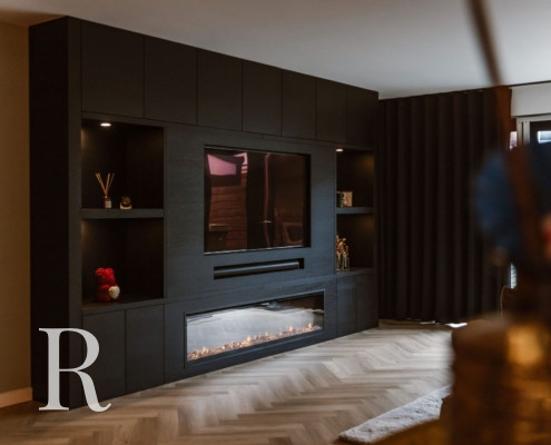 Zwarte cinewall met sfeerhaard