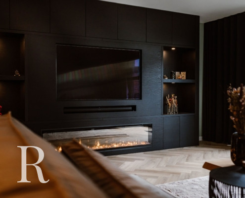 Zwarte cinewall met sfeerhaard