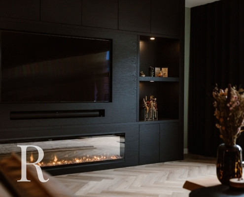 Zwarte cinewall met sfeerhaard