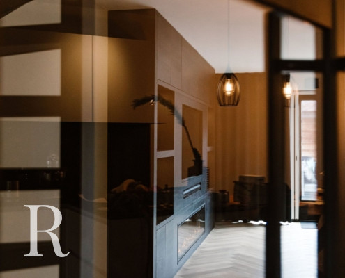 Zwarte cinewall met sfeerhaard