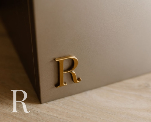 Taupe cinewall van Relaxury in Badhoeverdorp