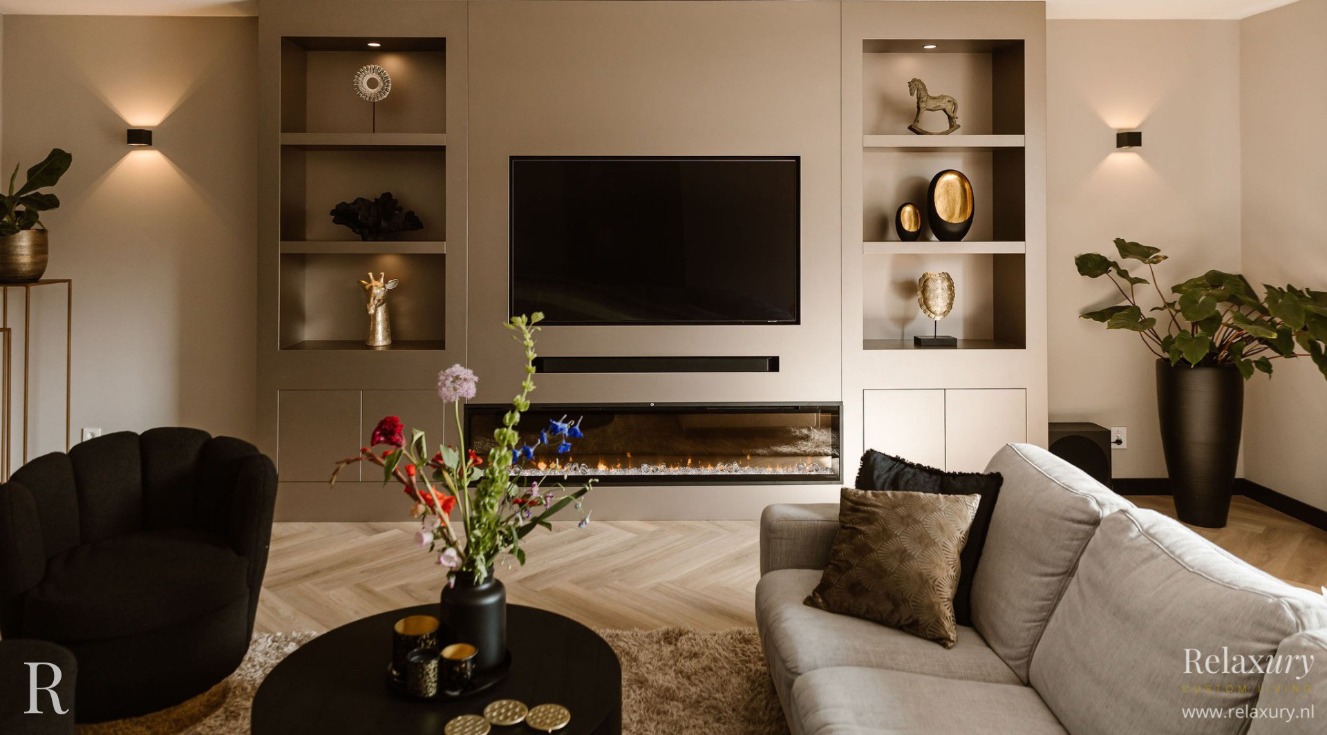 Taupe cinewall van Relaxury in Badhoeverdorp