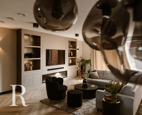 Taupe cinewall van Relaxury in Badhoeverdorp