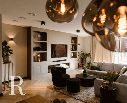 Taupe cinewall van Relaxury in Badhoeverdorp