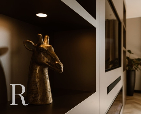 Taupe cinewall van Relaxury in Badhoeverdorp