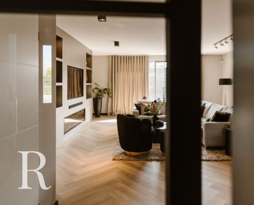 Taupe cinewall van Relaxury in Badhoeverdorp