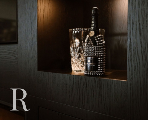 Zwarte cinewall met accessoires