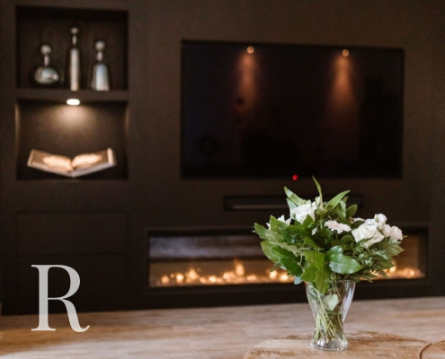 Zwarte cinewall met sfeerhaard