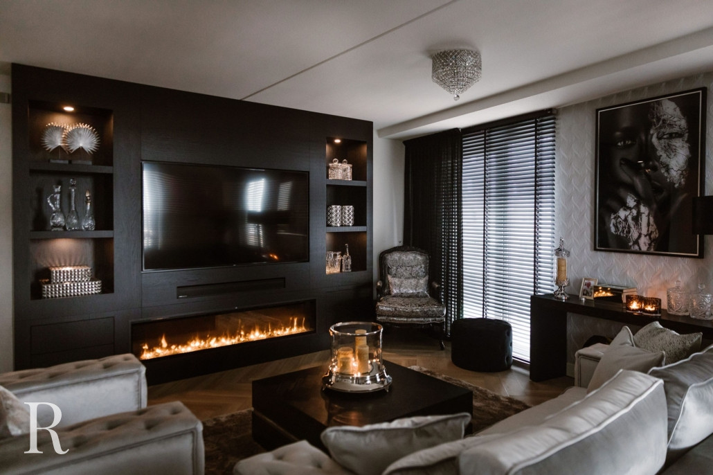 Zwarte cinewall met sfeerhaard