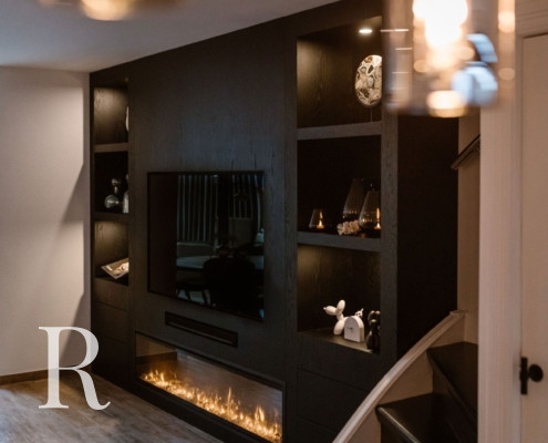 Zwarte cinewall met sfeerhaard