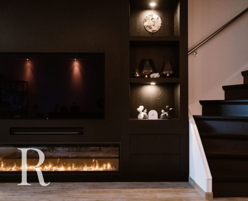 Zwarte cinewall met sfeerhaard