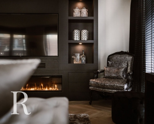 Zwarte cinewall met sfeerhaard