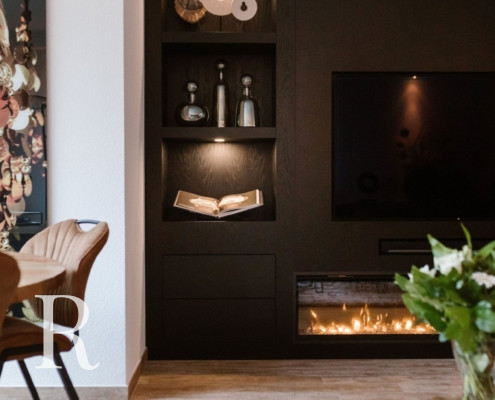 Zwarte cinewall met sfeerhaard