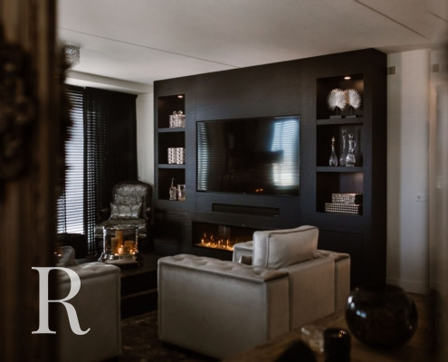 Zwarte cinewall met sfeerhaard