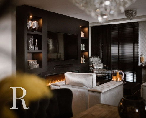 Zwarte cinewall met sfeerhaard