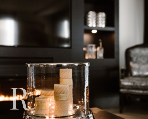 Zwarte cinewall met sfeerhaard