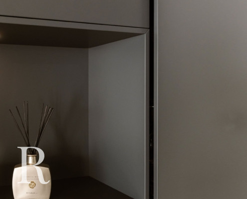 Zwarte cinewall van Relaxury in Lisserbroek