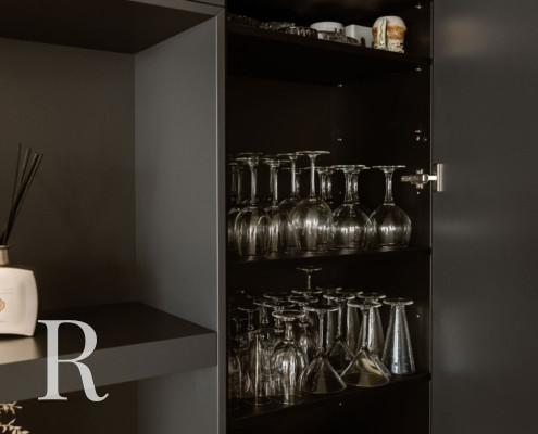 Zwarte cinewall van Relaxury in Lisserbroek