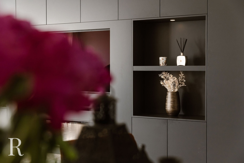 Zwarte cinewall van Relaxury in Lisserbroek