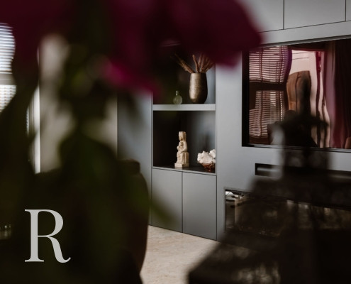 Zwarte cinewall van Relaxury in Lisserbroek