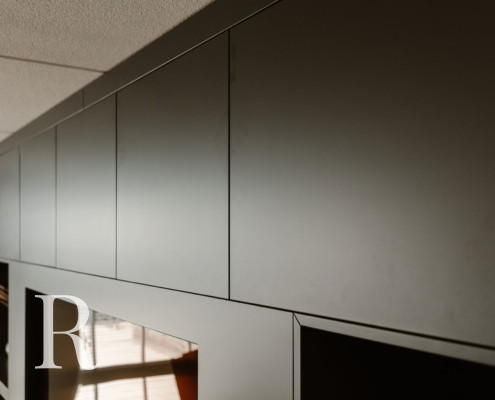 Zwarte cinewall van Relaxury in Lisserbroek