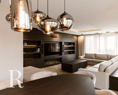 Bruine cinewall en bloktafel en bank