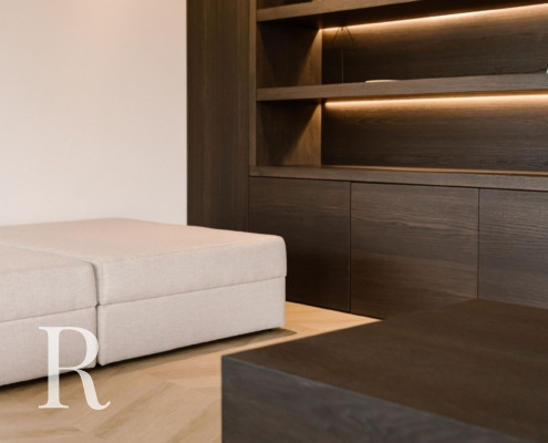 Bruine cinewall en poef