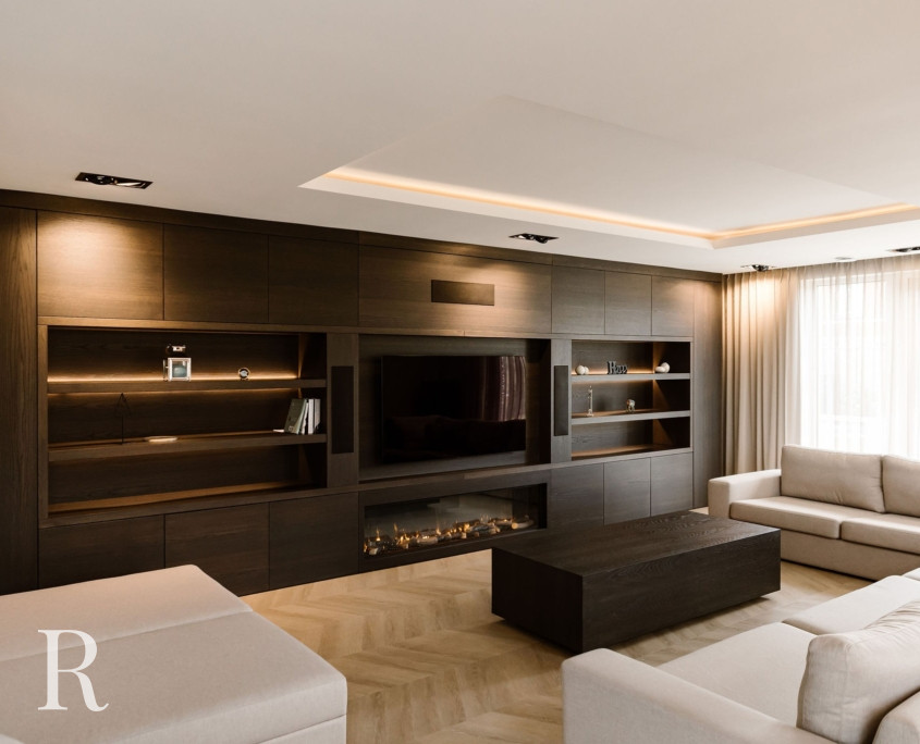 Bruine cinewall met sfeerhaard