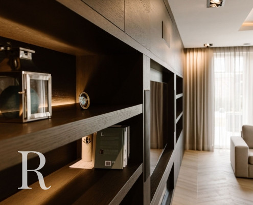 Bruine cinewall met sfeerhaard