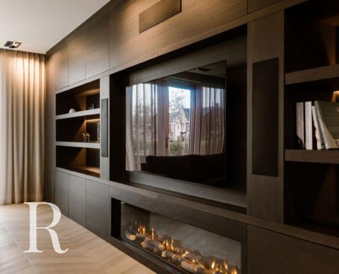 Bruine cinewall met sfeerhaard