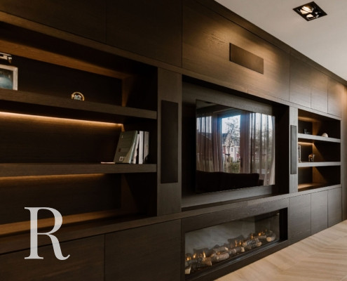 Bruine cinewall met sfeerhaard