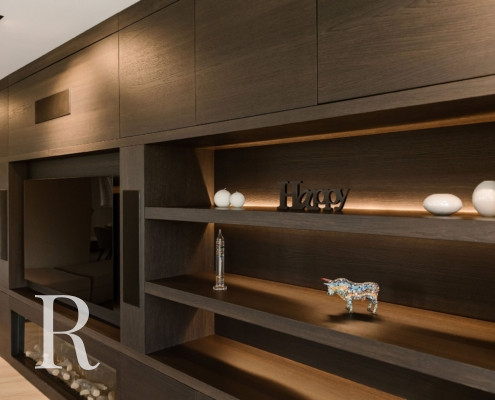 Bruine cinewall met sfeerhaard