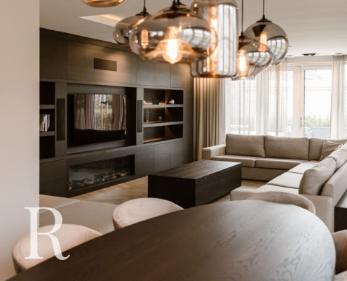 Bruine cinewall met sfeerhaard en bloktafel en bank