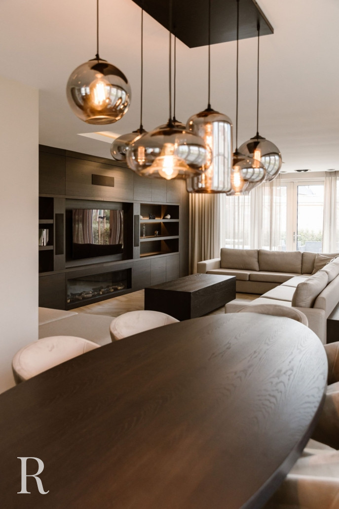 Bruine cinewall met sfeerhaard en bloktafel en bank