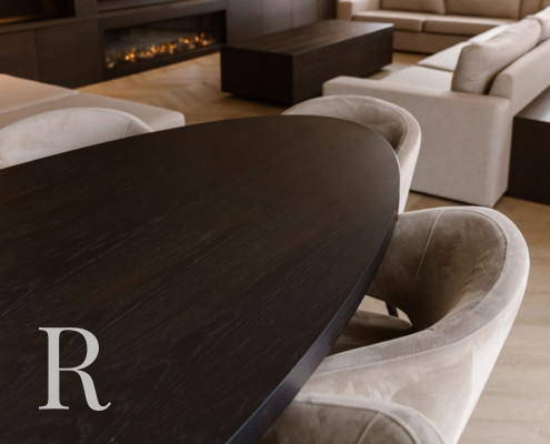 Bruine eettafel met stoelen