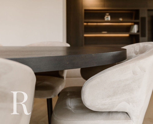 Bruine eettafel met stoelen