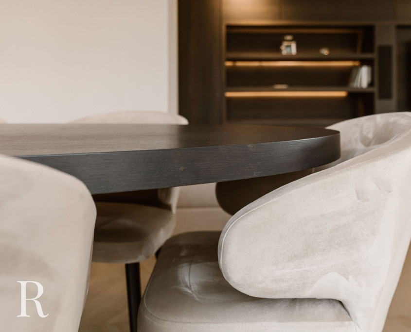 Bruine eettafel met stoelen