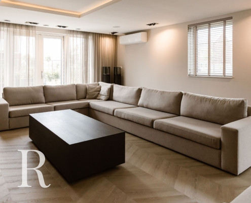 Lichte bank en bruine bloktafel