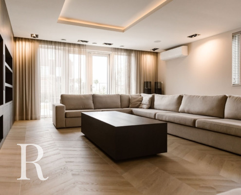 Lichte bank en bruine bloktafel