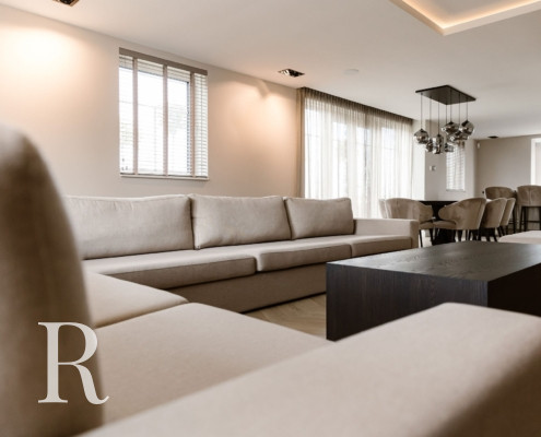 Lichte bank en bruine bloktafel