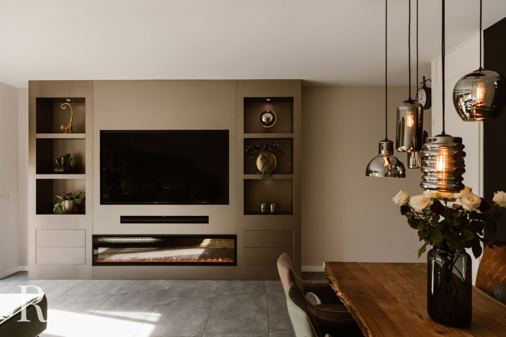 Taupe cinewall met sfeerhaard