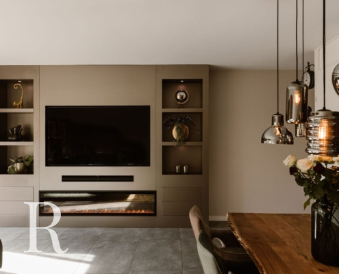 Taupe cinewall met sfeerhaard