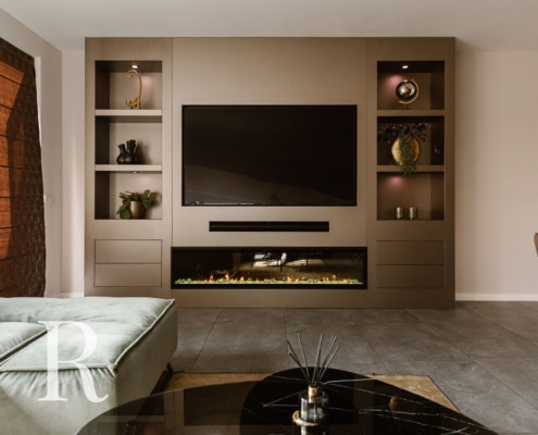 Taupe cinewall met sfeerhaard