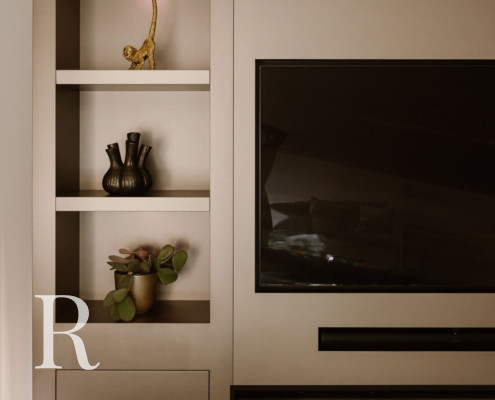 Taupe cinewall met sfeerhaard