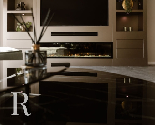 Taupe cinewall met sfeerhaard