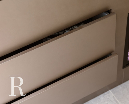 Taupe cinewall met sfeerhaard