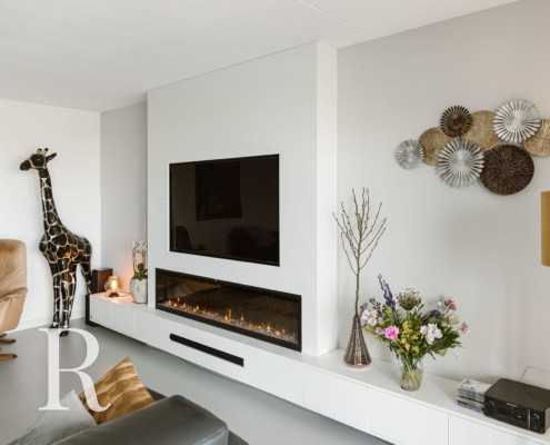 Witte cinewall met sfeerhaard