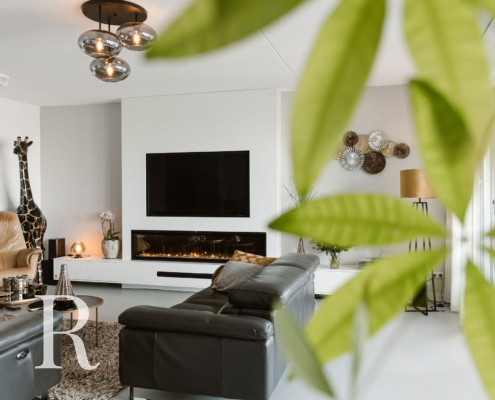 Witte cinewall met sfeerhaard