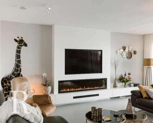 Witte cinewall met sfeerhaard